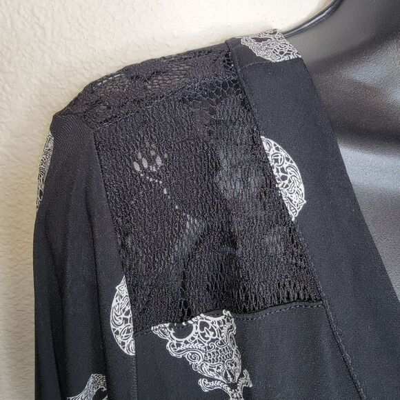 Torrid Studio Knit Skull Lace Yoke Harper top blouse Size 2/2x - Picture 4 of 7